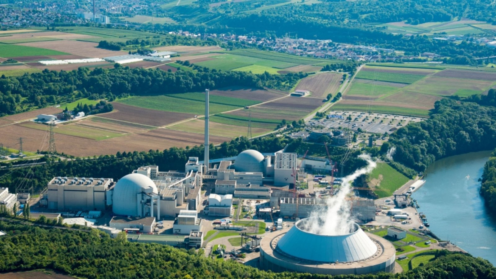 Auch das Kernkraftwerk in Neckarwestheim möchte der Ludwigsburger Landrat länger laufen lassen.  Foto: Archiv