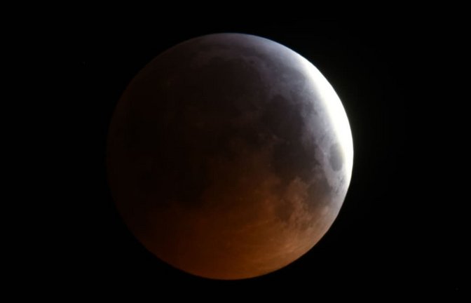 Teleskopaufnahme der partiellen Phase der totalen Mondfinsternis vom 21. Januar 2019 bei einem Bedeckungsgrad, der in etwa der Ansicht der Mondfinsternis vom 28. August 2026 beim Maximum der Finsternis entspräche, allerdings bei größerer Horizonthöhe.<span class='image-autor'>Carolin Liefke/HdA</span>