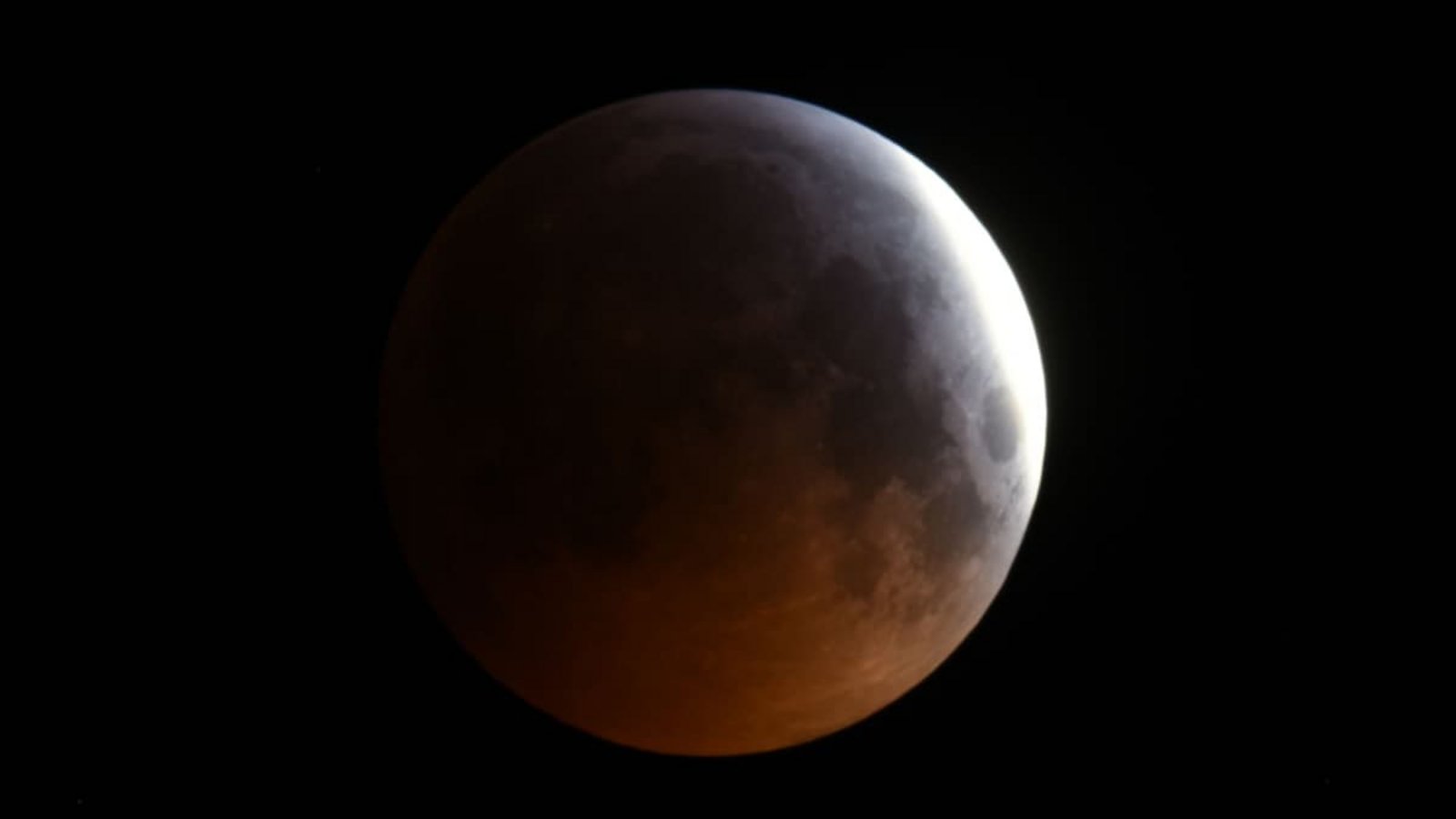 Teleskopaufnahme der partiellen Phase der totalen Mondfinsternis vom 21. Januar 2019 bei einem Bedeckungsgrad, der in etwa der Ansicht der Mondfinsternis vom 28. August 2026 beim Maximum der Finsternis entspräche, allerdings bei größerer Horizonthöhe.Carolin Liefke/HdA