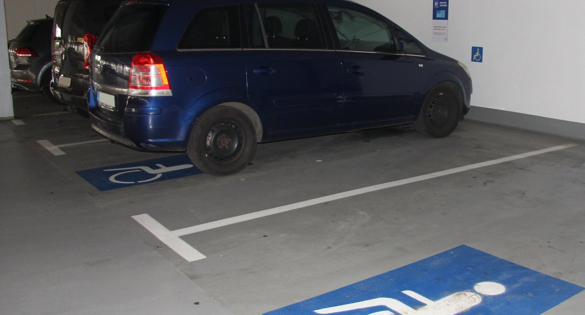 Behindertenparkplatz RKH Krankenhaus Ludwigsburg Parkhaus Behinderung Verkehr Parkplatz
