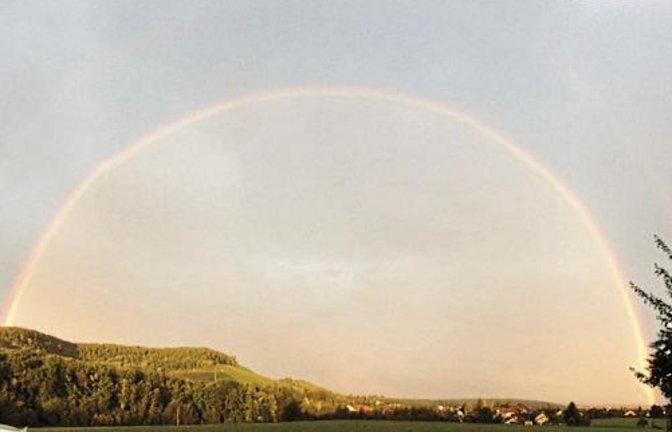 Einen eindrucksvollen Regenbogen hat am Samstagabend unsere Leserin Karen Schuhmacher bei Ensingen fotografiert.