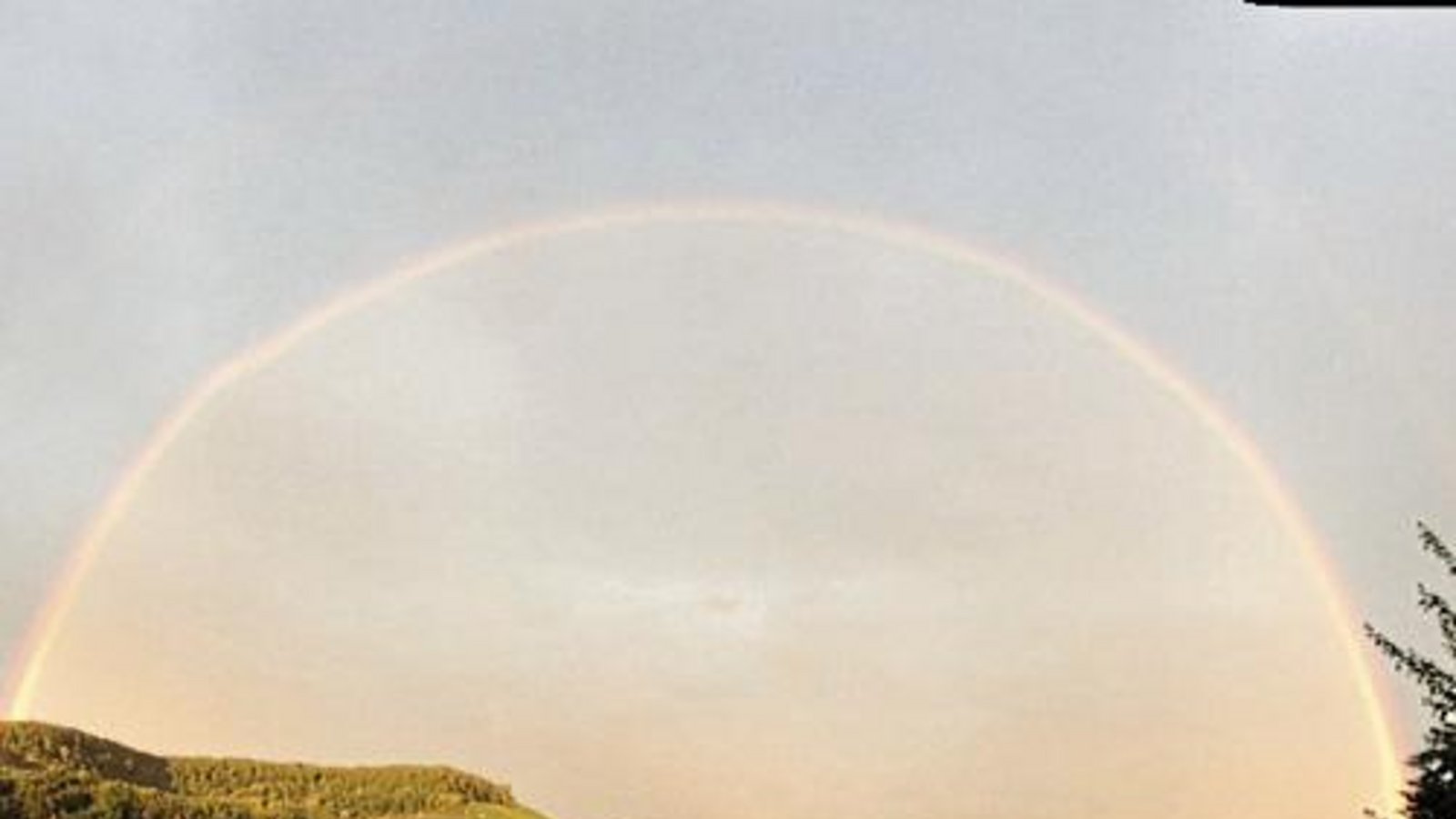 Einen eindrucksvollen Regenbogen hat am Samstagabend unsere Leserin Karen Schuhmacher bei Ensingen fotografiert. Einen eindrucksvollen Regenbogen hat am Samstagabend unsere Leserin Karen Schuhmacher bei Ensingen fotografiert.