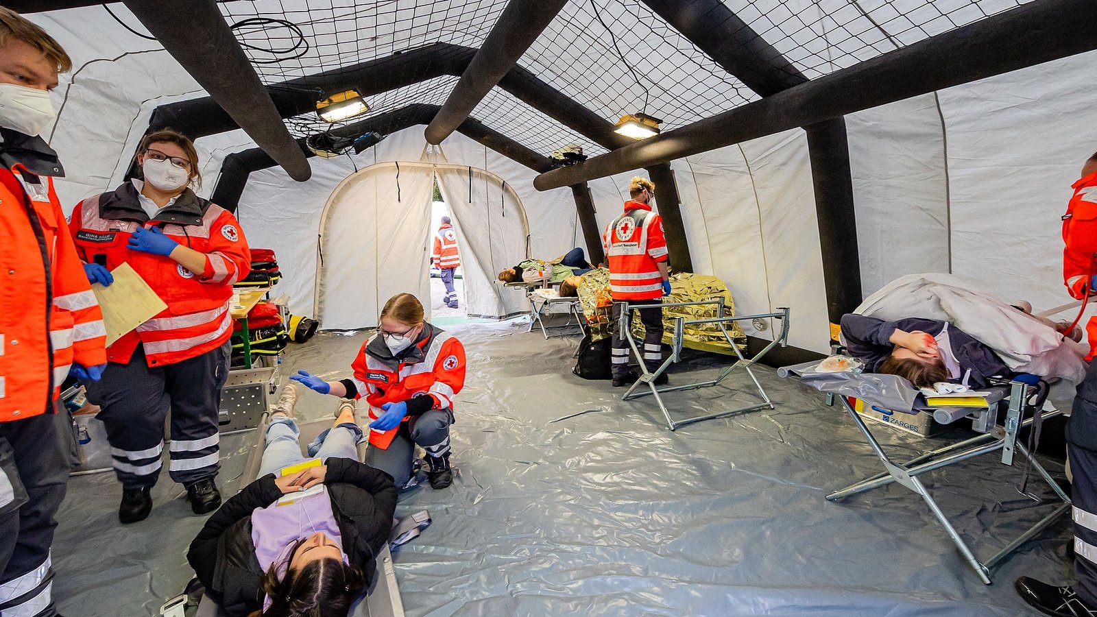 Ein Behandlungsplatz wurde für die „Verletzten“ errichtet. Fotos: KS-Images