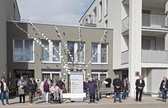 Die Organisatoren freuten sich am Samstag gemeinsam mit den Bewohnern und Bürgermeister Holger Albrich über die Freiluft-Aktion vor dem Pflegeheim.  Foto: Glemser