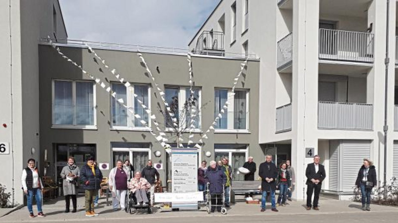Die Organisatoren freuten sich am Samstag gemeinsam mit den Bewohnern und Bürgermeister Holger Albrich über die Freiluft-Aktion vor dem Pflegeheim. Foto: Glemser Die Organisatoren freuten sich am Samstag gemeinsam mit den Bewohnern und Bürgermeister Holger Albrich über die Freiluft-Aktion vor dem Pflegeheim. Foto: Glemser