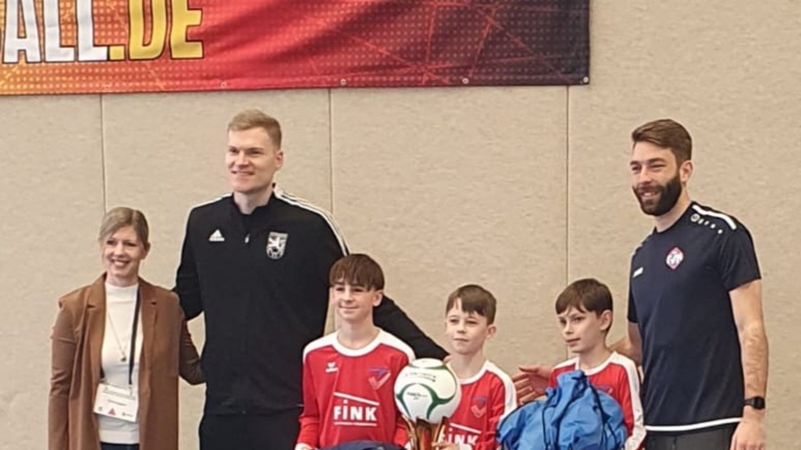 Die erste Mannschaft des TV Vaihingen erhält den Pokal aus den Händen der beiden Weltmeister Patrick Thomas (2. von links) und Nick Trinemeier (rechts). Die erste Mannschaft des TV Vaihingen erhält den Pokal aus den Händen der beiden Weltmeister Patrick Thomas (2. von links) und Nick Trinemeier (rechts).
