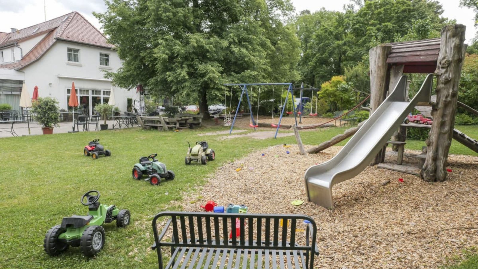 Der Außenbereich des Restaurants Schillerhöhe bietet alles, was das Kinderherz begehrt.Simon Granville