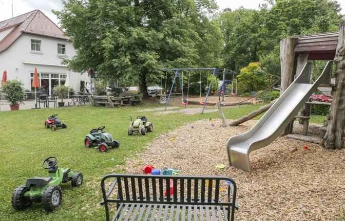 Der Außenbereich des Restaurants Schillerhöhe bietet alles, was das Kinderherz begehrt.<span class='image-autor'>Simon Granville</span>