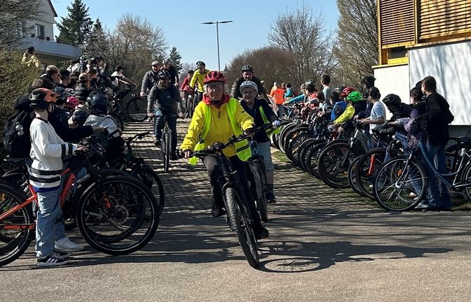 Lautstark werden die Teilnehmer der Jungfernfahrt von den Schülern der Ottmar-Mergenthaler-Realschule begrüßt. <span class='image-autor'>Foto: Mross</span>