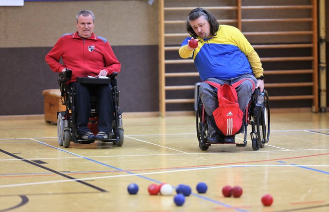 Volle Konzentration: Der Markgröninger Christian Hartmann (rechts) hat im Duell gegen Rainer Schmitt mindestens einen Ball näher am Ziel. Wie viel Risiko lohnt sich beim letzten Wurf? <span class='image-autor'>Fotos: Küppers</span>