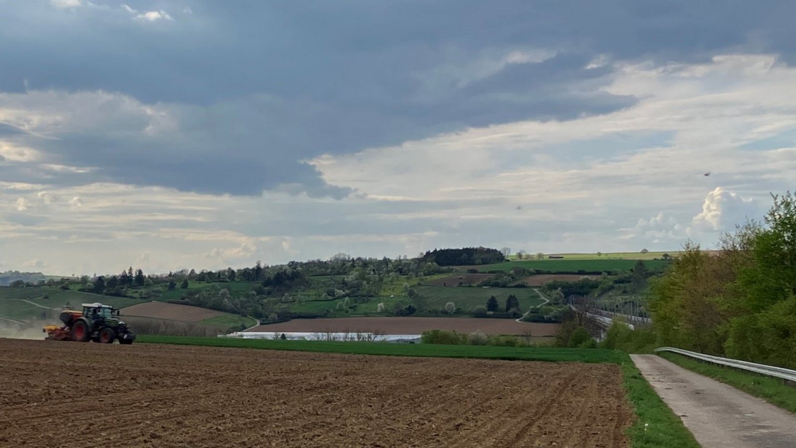 Wo jetzt Mais ausgesät wird, könnten bei Zustimmung der jeweiligen Flächeneigentümer in den nächsten Jahren Photovoltaikmodule Strom erzeugen.  Foto: Pfisterer