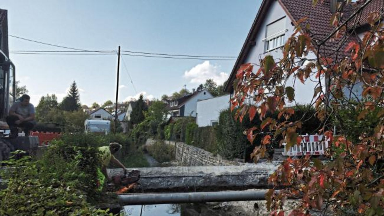 Weg mit der Brücke in der Richthofenstraße in Aurich. Vor wenigen Tagen fanden dort die Abrissarbeiten als Vorbereitung für den Brückenneubau statt. Ersteres ist mittlerweile abgeschlossen. Unsere Leserin Inge Mauch hat die Arbeiten festgehalten. Weg mit der Brücke in der Richthofenstraße in Aurich. Vor wenigen Tagen fanden dort die Abrissarbeiten als Vorbereitung für den Brückenneubau statt. Ersteres ist mittlerweile abgeschlossen. Unsere Leserin Inge Mauch hat die Arbeiten festgehalten.