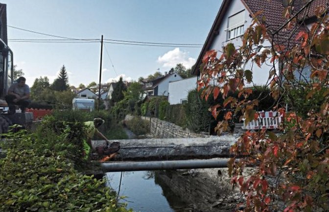 Weg mit der Brücke in der Richthofenstraße in Aurich. Vor wenigen Tagen fanden dort die Abrissarbeiten als Vorbereitung für den Brückenneubau statt. Ersteres ist mittlerweile abgeschlossen. Unsere Leserin Inge Mauch hat die Arbeiten festgehalten.