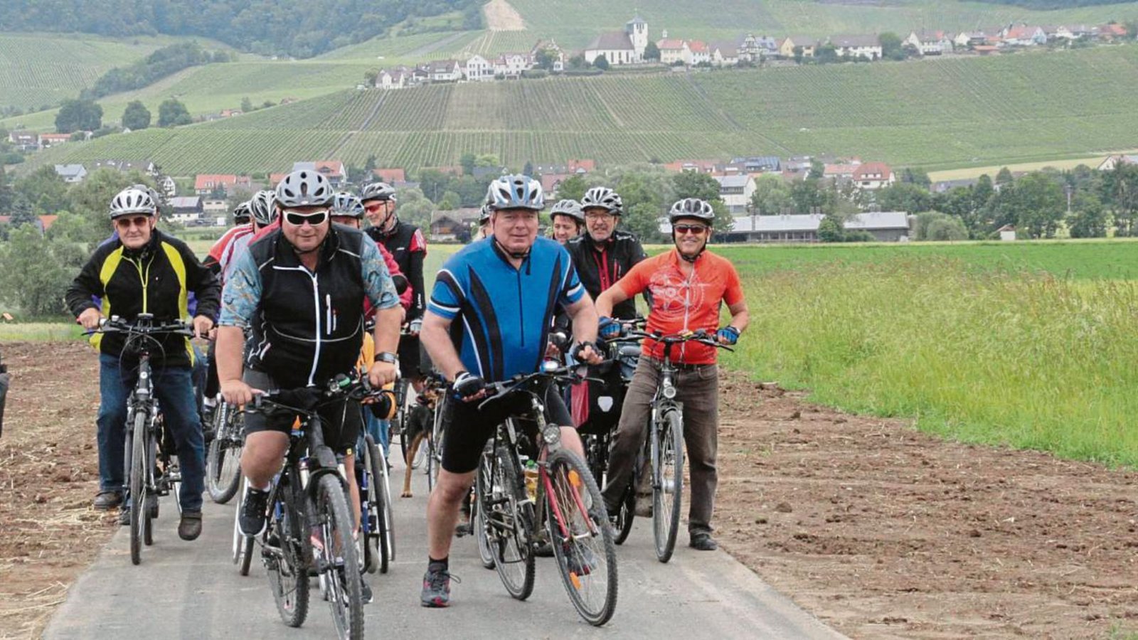 Der Sersheimer Bürgermeister Jürgen Scholz (links vorne) und sein Sachsenheimer Kollege Horst Fiedler testen mit Gefolge den neuen Radweg zwischen Hohenhaslach und Sersheim. Fotos: Arning Der Sersheimer Bürgermeister Jürgen Scholz (links vorne) und sein Sachsenheimer Kollege Horst Fiedler testen mit Gefolge den neuen Radweg zwischen Hohenhaslach und Sersheim. Fotos: Arning