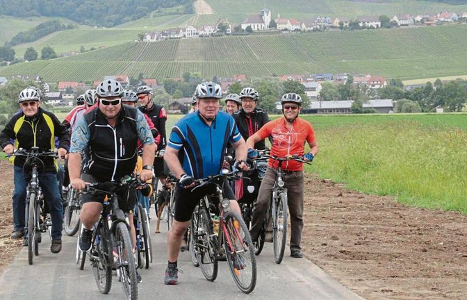 Der Sersheimer Bürgermeister Jürgen Scholz (links vorne) und sein Sachsenheimer Kollege Horst Fiedler testen mit Gefolge den neuen Radweg zwischen Hohenhaslach und Sersheim.  Fotos: Arning