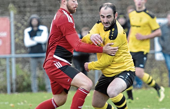 In Ensingen schenken sich Bahri Yilmaz (rechts) und Michael Schlosser im Kampf um den Ball nichts. Am Ende steht es unentschieden.   Foto: Leitner