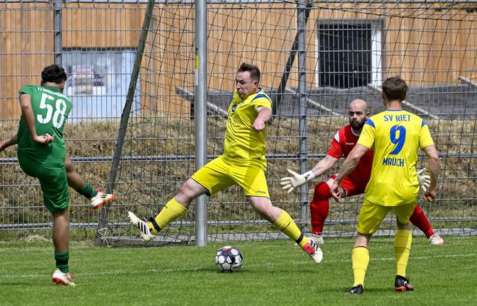 Der Versuch des Markgröningers Batuhan Bolat (links) landet in dieser Szene nur am Pfosten. Am Ende gewinnt der SV Riet. <span class='image-autor'>Foto: Leitner</span>