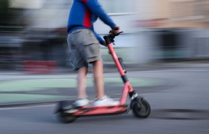 Bei einem Unfall mit einem E-Scooter in Backnang ist ein 13-Jähriger schwer verletzt worden (Symbolbild).<span class='image-autor'>Christian Charisius/dpa</span>