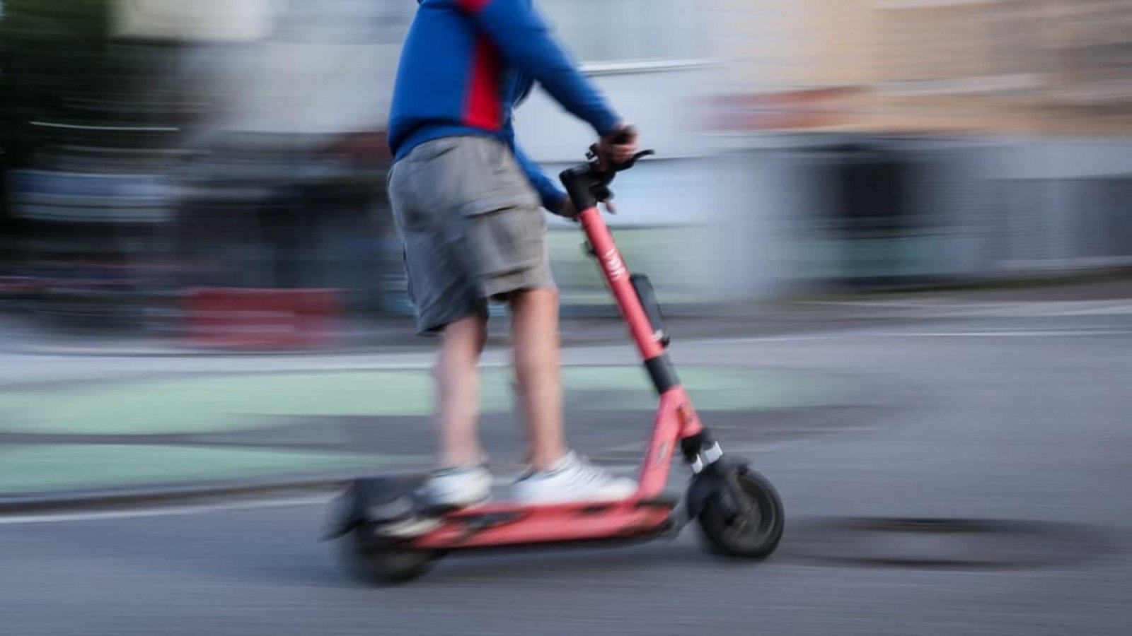 Bei einem Unfall mit einem E-Scooter in Backnang ist ein 13-Jähriger schwer verletzt worden (Symbolbild).Christian Charisius/dpa