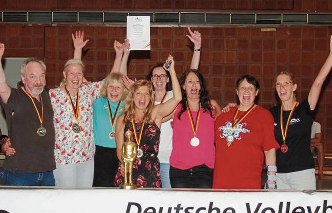 Maria Bontrup (Zweite von links) aus Enzweihingen hat mit der TG Rüsselsheim bei der Volleyball-DM in der Altersklasse Ü 49 den Titel geholt. Foto: privat