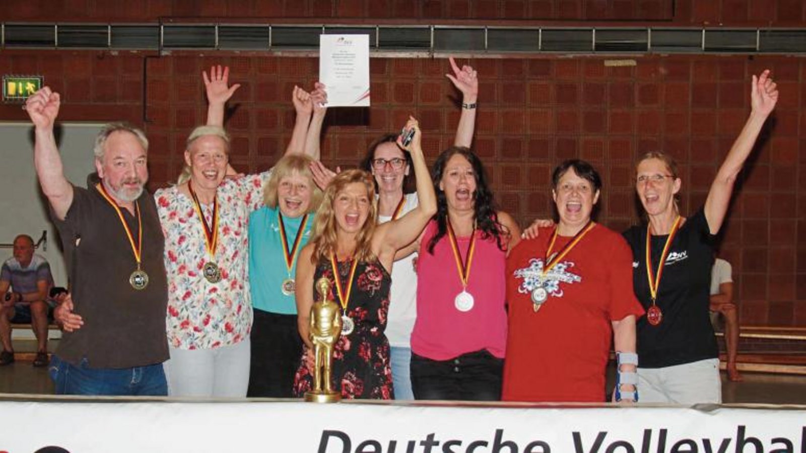 Maria Bontrup (Zweite von links) aus Enzweihingen hat mit der TG Rüsselsheim bei der Volleyball-DM in der Altersklasse Ü 49 den Titel geholt. Foto: privat Maria Bontrup (Zweite von links) aus Enzweihingen hat mit der TG Rüsselsheim bei der Volleyball-DM in der Altersklasse Ü 49 den Titel geholt. Foto: privat