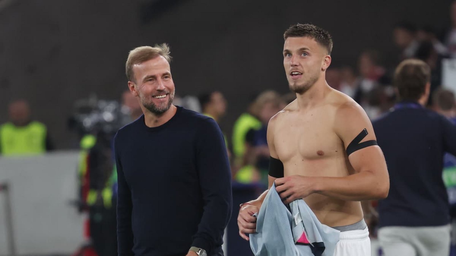 VfB-Trainer Sebastian Hoeneß freut sich mit seinem dreifachen Torschützen Ermedin Demirovic – auch wenn ihm am Auftritt seiner Mannschaft nicht alles gefallen hat.Foto Baumann VfB-Trainer Sebastian Hoeneß freut sich mit seinem dreifachen Torschützen Ermedin Demirovic – auch wenn ihm am Auftritt seiner Mannschaft nicht alles gefallen hat.Foto Baumann