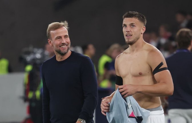 VfB-Trainer Sebastian Hoeneß freut sich mit seinem dreifachen Torschützen Ermedin Demirovic  – auch wenn ihm am Auftritt seiner Mannschaft nicht alles gefallen hat.<span class='image-autor'>Foto Baumann</span>