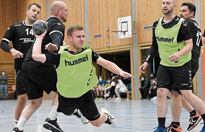 Tim Seitz (vorne) ist einer der vielseitigsten Spieler im Kader des CVJM Enzweihingen. „Im Angriff kann er fast alles spielen. Ich habe ihn schon auf Außen aufgeboten und an den Kreis gestellt. Gegen Bernhausen habe ich ihn auf Rückraum Mitte gestellt. Und auch das hat er gute gemacht“, berichtet sein Trainer Marc-Oliver Neetzke. Foto: Leitner