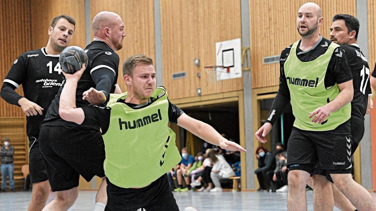 Tim Seitz (vorne) ist einer der vielseitigsten Spieler im Kader des CVJM Enzweihingen. „Im Angriff kann er fast alles spielen. Ich habe ihn schon auf Außen aufgeboten und an den Kreis gestellt. Gegen Bernhausen habe ich ihn auf Rückraum Mitte gestellt. Und auch das hat er gute gemacht“, berichtet sein Trainer Marc-Oliver Neetzke. Foto: Leitner Tim Seitz (vorne) ist einer der vielseitigsten Spieler im Kader des CVJM Enzweihingen. „Im Angriff kann er fast alles spielen. Ich habe ihn schon auf Außen aufgeboten und an den Kreis gestellt. Gegen Bernhausen habe ich ihn auf Rückraum Mitte gestellt. Und auch das hat er gute gemacht“, berichtet sein Trainer Marc-Oliver Neetzke. Foto: Leitner