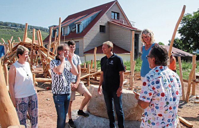 Auf dem Gelände der Familienherberge Lebensweg in Schützingen entsteht ein Spielplatz, der „Abenteuerland“ getauft wurde. Im Bild von links: Stefanie Köppl-Rau von der Familienherberge, Peter Freudenthaler, Simon Scheller, Guido Buchwald, Karin Eckstein, Initiatorin Familienherberge, und Heinz Betz.  Foto: Arning