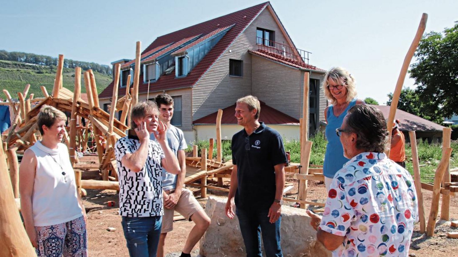 Auf dem Gelände der Familienherberge Lebensweg in Schützingen entsteht ein Spielplatz, der „Abenteuerland“ getauft wurde. Im Bild von links: Stefanie Köppl-Rau von der Familienherberge, Peter Freudenthaler, Simon Scheller, Guido Buchwald, Karin Eckstein, Initiatorin Familienherberge, und Heinz Betz.  Foto: Arning