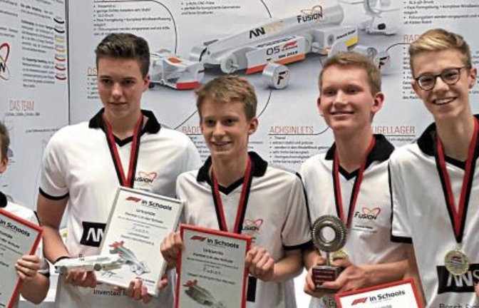 Das Landessiegerteam des Wettbewerbs „F1 in Schools“.  Foto: p