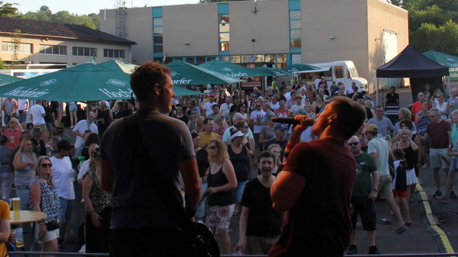 Gut 500 Leute kommen zum Auftakt von MusicVille aufs Häcker-Areal in Vaihingen. Fotos: Kauer