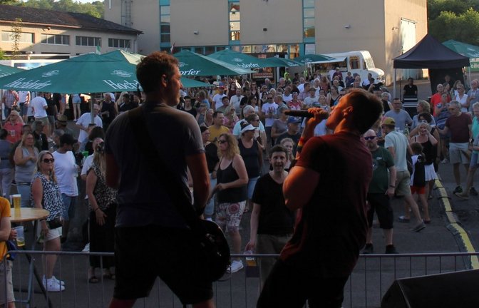 Gut 500 Leute kommen zum Auftakt von MusicVille aufs Häcker-Areal in Vaihingen. <span class='image-autor'>Fotos: Kauer</span>
