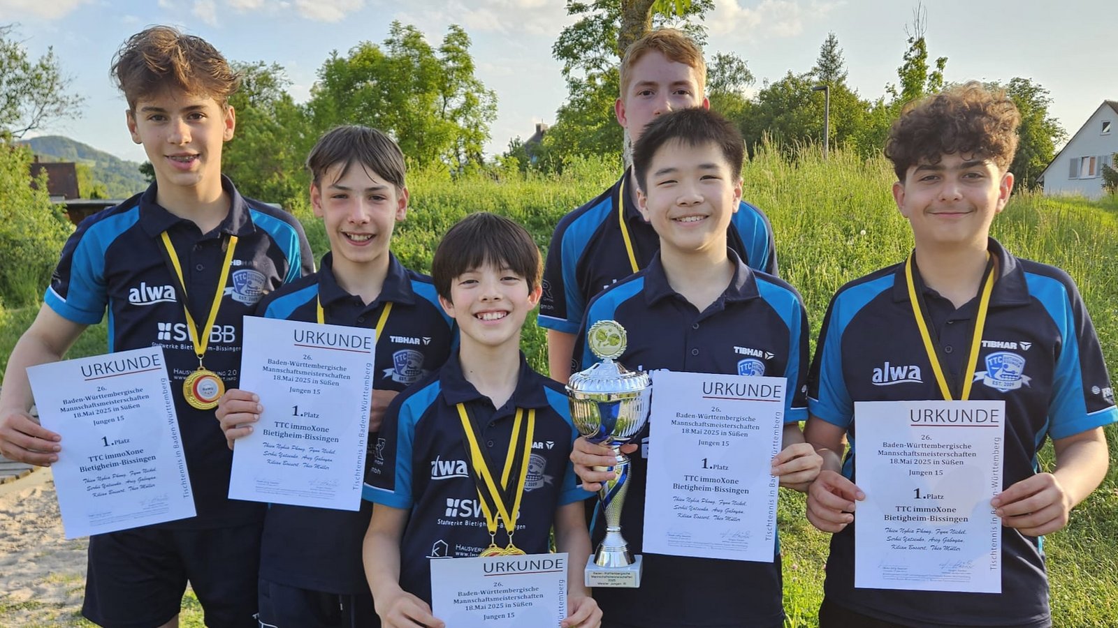 Serhii Yatsenko (von links), Kilian Bossert, Theo Müller, Fynn Nickel, Tien Nghia Phong und Areg Gaboyan vom TTC Bietigheim-Bissingen freuen sich über den Sieg bei den baden-württembergischen Mannschaftsmeisterschaften. Foto: privat Serhii Yatsenko (von links), Kilian Bossert, Theo Müller, Fynn Nickel, Tien Nghia Phong und Areg Gaboyan vom TTC Bietigheim-Bissingen freuen sich über den Sieg bei den baden-württembergischen Mannschaftsmeisterschaften. Foto: privat