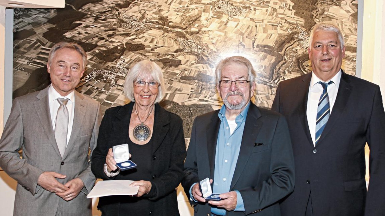 Staufermedaille für das Ehepaar Rehm; links Landrat Rainer Haas, rechts der Eberdinger Bürgermeister Peter Schäfer. Foto: Bögel