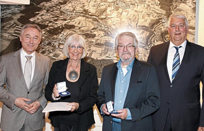 Staufermedaille für das Ehepaar Rehm; links Landrat Rainer Haas, rechts der Eberdinger Bürgermeister Peter Schäfer. Foto: Bögel