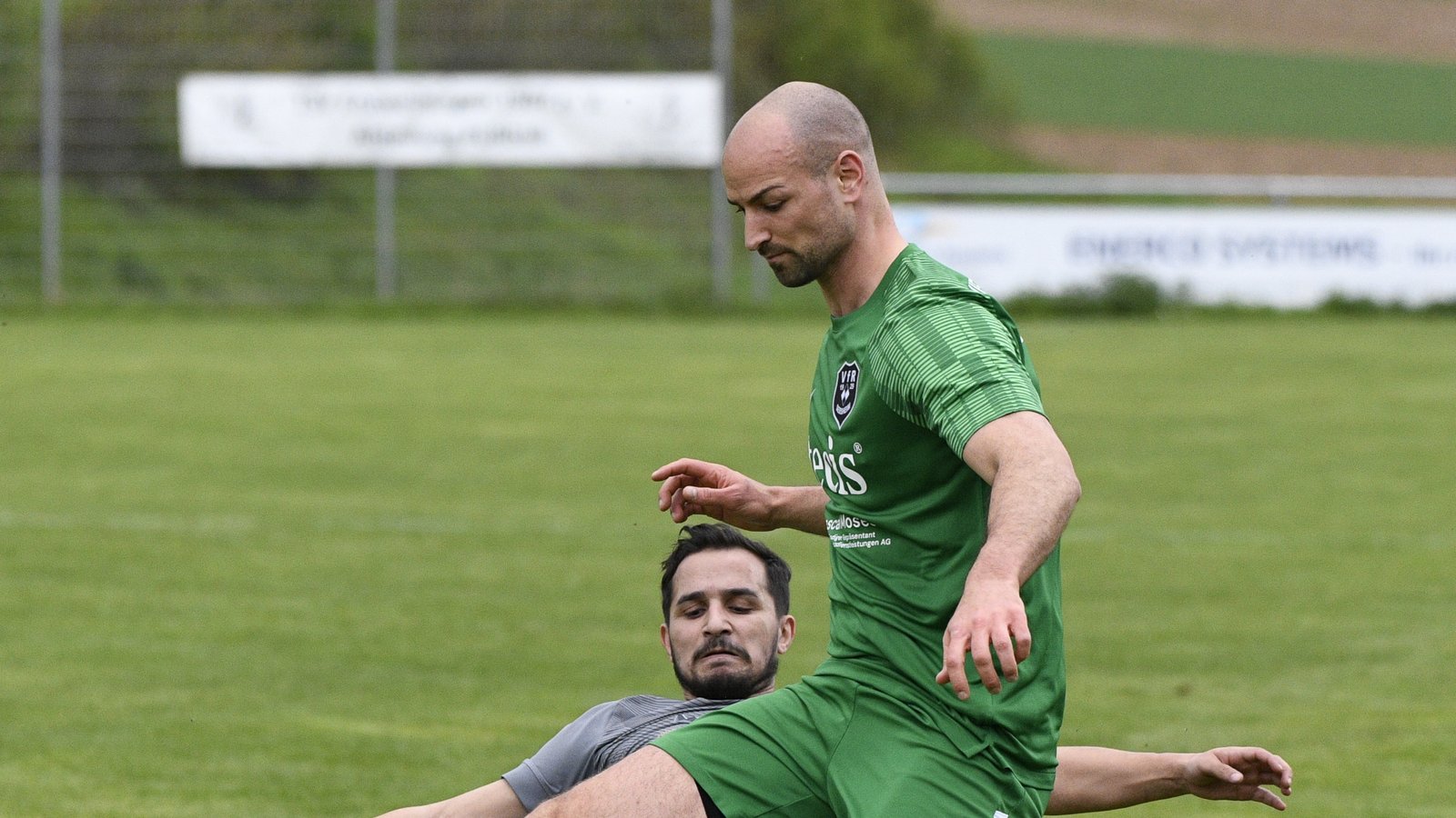 Vollen Einsatz zeigen Thomas Karabas (hinten) vom TSV Enzweihingen und Vassilios Kostakis vom VfR Sersheim. Foto: Leitner Vollen Einsatz zeigen Thomas Karabas (hinten) vom TSV Enzweihingen und Vassilios Kostakis vom VfR Sersheim. Foto: Leitner