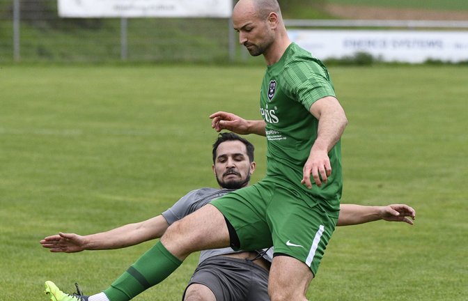 Vollen Einsatz zeigen Thomas Karabas (hinten) vom TSV Enzweihingen und Vassilios Kostakis vom VfR Sersheim. <span class='image-autor'>Foto: Leitner</span>
