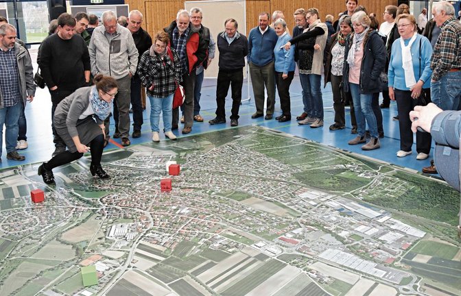Ein großes Luftbild als Orientierungshilfe bei der Auftaktveranstaltung zur Gemeindeentwicklung in Sersheim. Fotos: Bögel