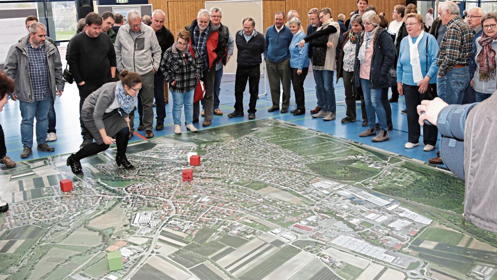 Ein großes Luftbild als Orientierungshilfe bei der Auftaktveranstaltung zur Gemeindeentwicklung in Sersheim. Fotos: Bögel