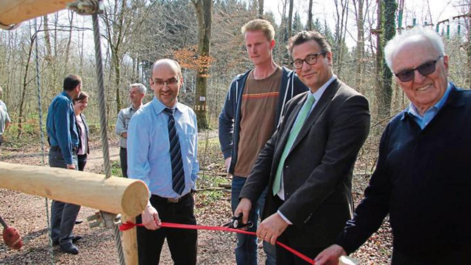 Bürgermeister Harald Eiberger, Geschäftsführer Stephan Coenen, Landwirtschaftsminister Peter Hauk und Bürgermeisterstellvertreter Winfried Scheuermann (von links) weihten den neue Parcours des Illinger Kletterwaldes ein. Foto: Banholzer Bürgermeister Harald Eiberger, Geschäftsführer Stephan Coenen, Landwirtschaftsminister Peter Hauk und Bürgermeisterstellvertreter Winfried Scheuermann (von links) weihten den neue Parcours des Illinger Kletterwaldes ein. Foto: Banholzer