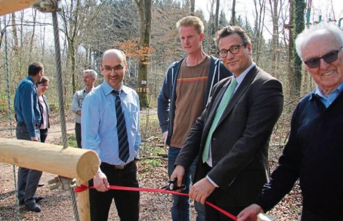 Bürgermeister Harald Eiberger, Geschäftsführer Stephan Coenen, Landwirtschaftsminister Peter Hauk und Bürgermeisterstellvertreter Winfried Scheuermann (von links) weihten den neue Parcours des Illinger Kletterwaldes ein.  Foto: Banholzer
