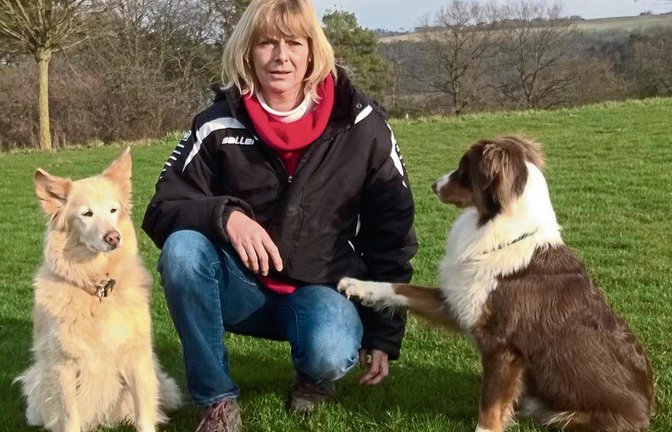 Elke Bemsel, hier mit ihren Hunden Joy und Mona, wechselt von der Trainerin der Leistungssportgruppe zur aktiven Teilnehmerin. Foto: privat