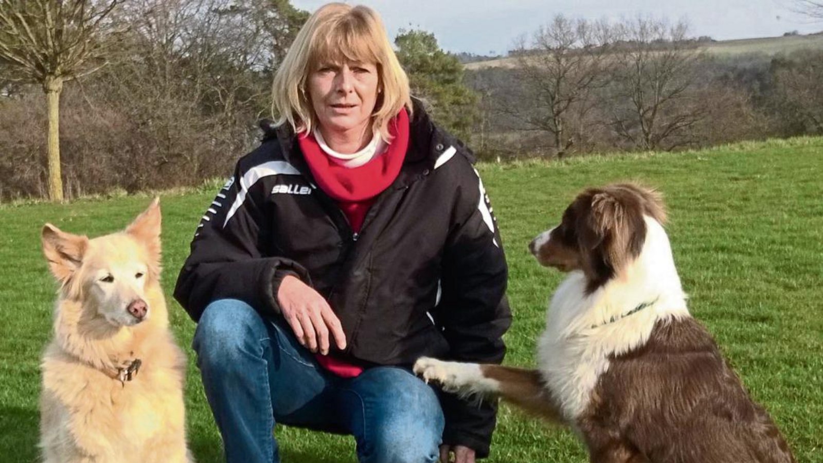 Elke Bemsel, hier mit ihren Hunden Joy und Mona, wechselt von der Trainerin der Leistungssportgruppe zur aktiven Teilnehmerin. Foto: privat Elke Bemsel, hier mit ihren Hunden Joy und Mona, wechselt von der Trainerin der Leistungssportgruppe zur aktiven Teilnehmerin. Foto: privat