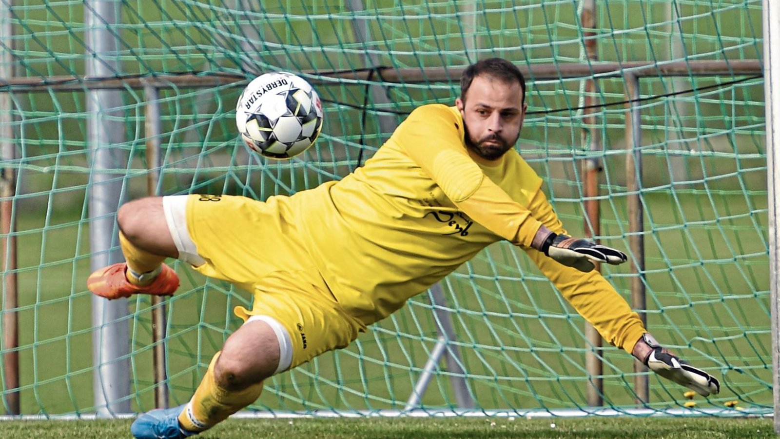 Rocco Velardi hat monatelang den Platz von Stammkeeper Tobias Linder im Kleinglattbacher Tor übernommen – und ihn nach dessen Rückkehr auch wieder geräumt. Foto: Leitner Rocco Velardi hat monatelang den Platz von Stammkeeper Tobias Linder im Kleinglattbacher Tor übernommen – und ihn nach dessen Rückkehr auch wieder geräumt. Foto: Leitner