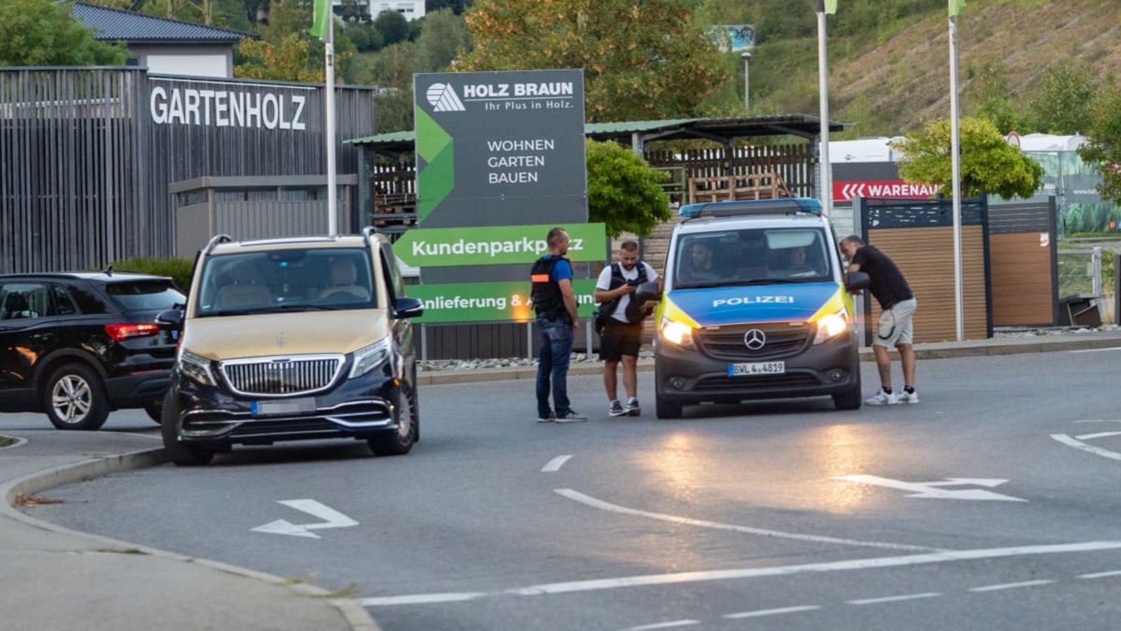Auf den Mercedes links wurde geschossen: Ein Unbekannter gab gezielte Schüsse auf die Windschutzscheibe ab.Dimitri Drofitsch Auf den Mercedes links wurde geschossen: Ein Unbekannter gab gezielte Schüsse auf die Windschutzscheibe ab.Dimitri Drofitsch