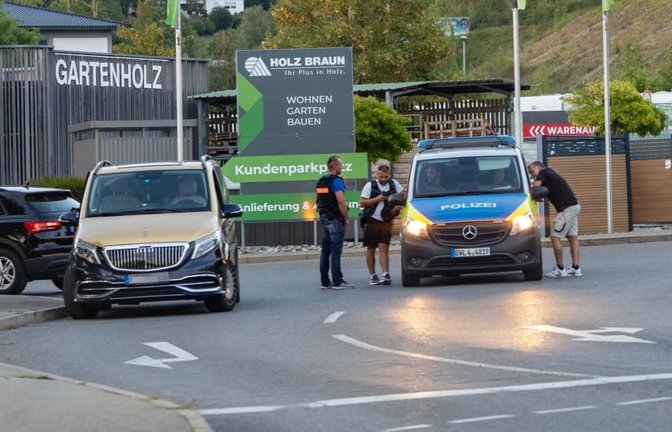 Auf den Mercedes links wurde geschossen: Ein Unbekannter gab gezielte Schüsse auf die Windschutzscheibe ab.<span class='image-autor'>Dimitri Drofitsch</span>