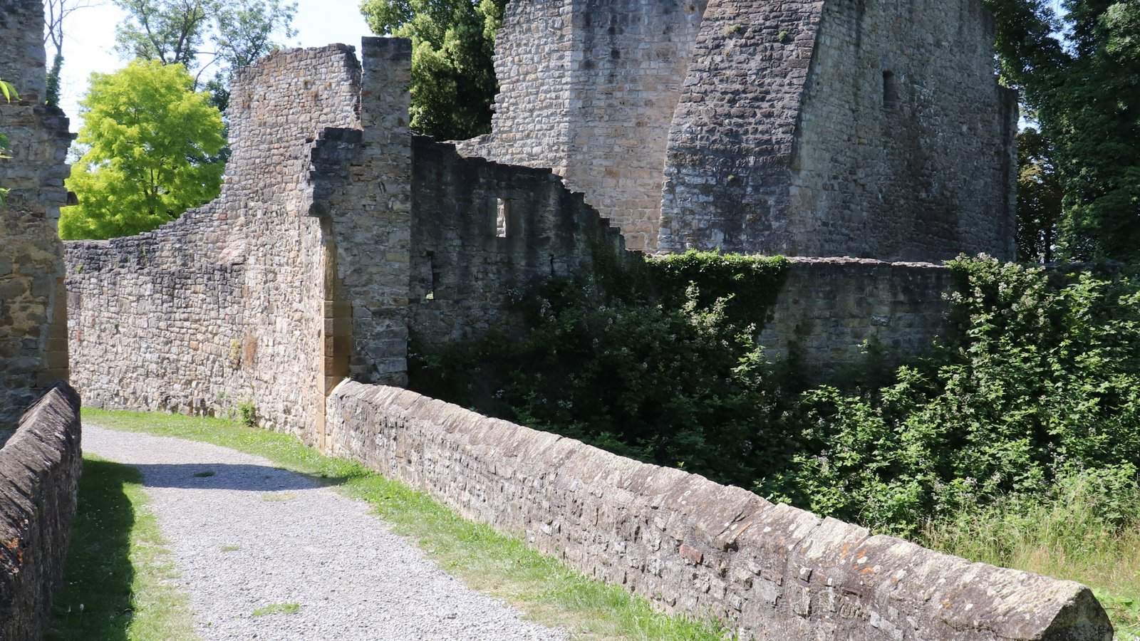 Die günstigen Geländeverhältnisse, aber vor allem die imposante Schildmauer und der Halsgraben unter der Steinbogenbrücke schützten jahrhundertelang die Burgbewohner. Fotos: Gergen