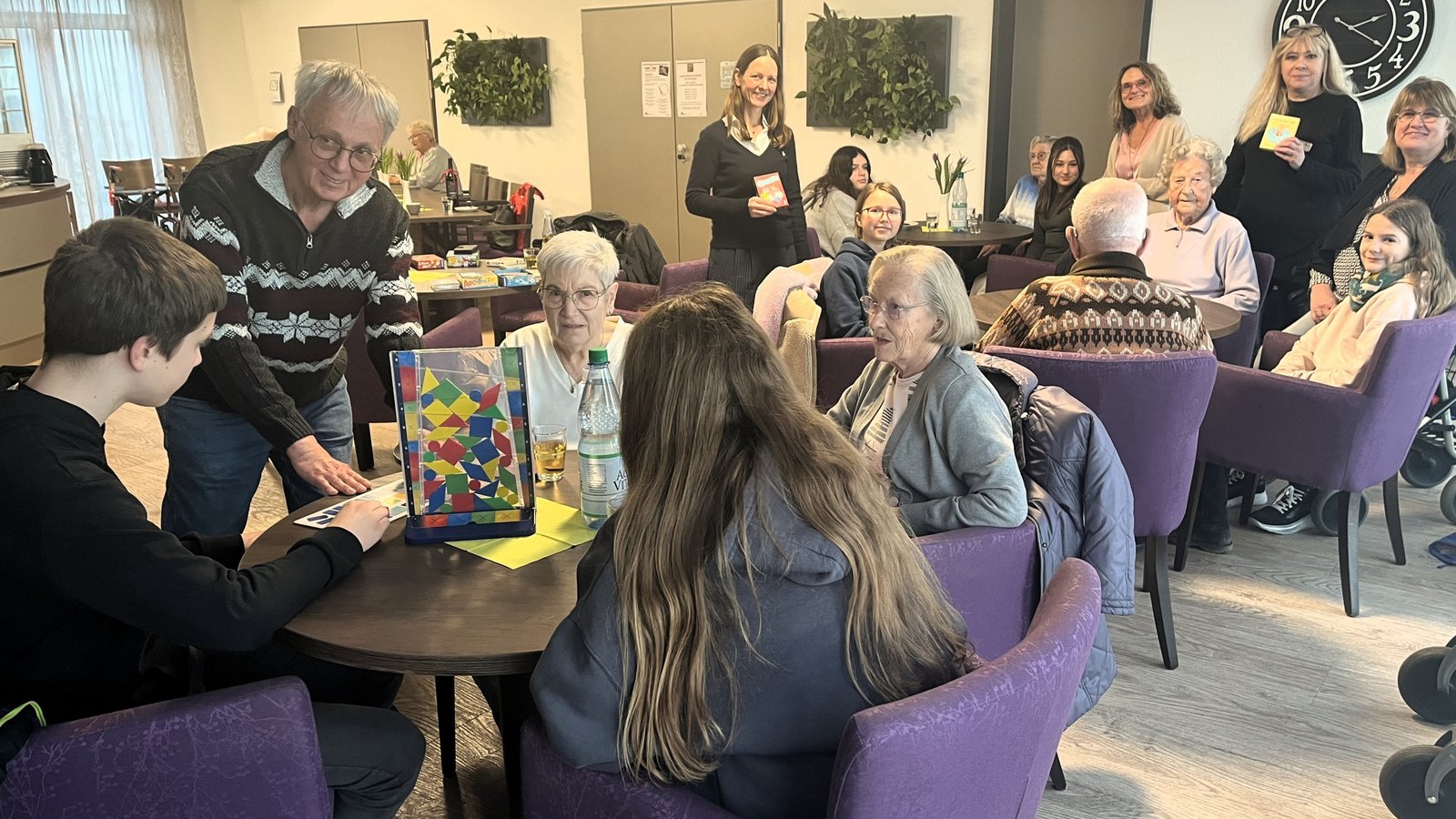 „Das habe ich so noch nicht gekannt“: Spieleautor Uwe Rapp (links) ist von der Kooperation von Gemeinschaftsschule, Pflegeheim und Betreutem Wohnen begeistert.  Foto: Glemser